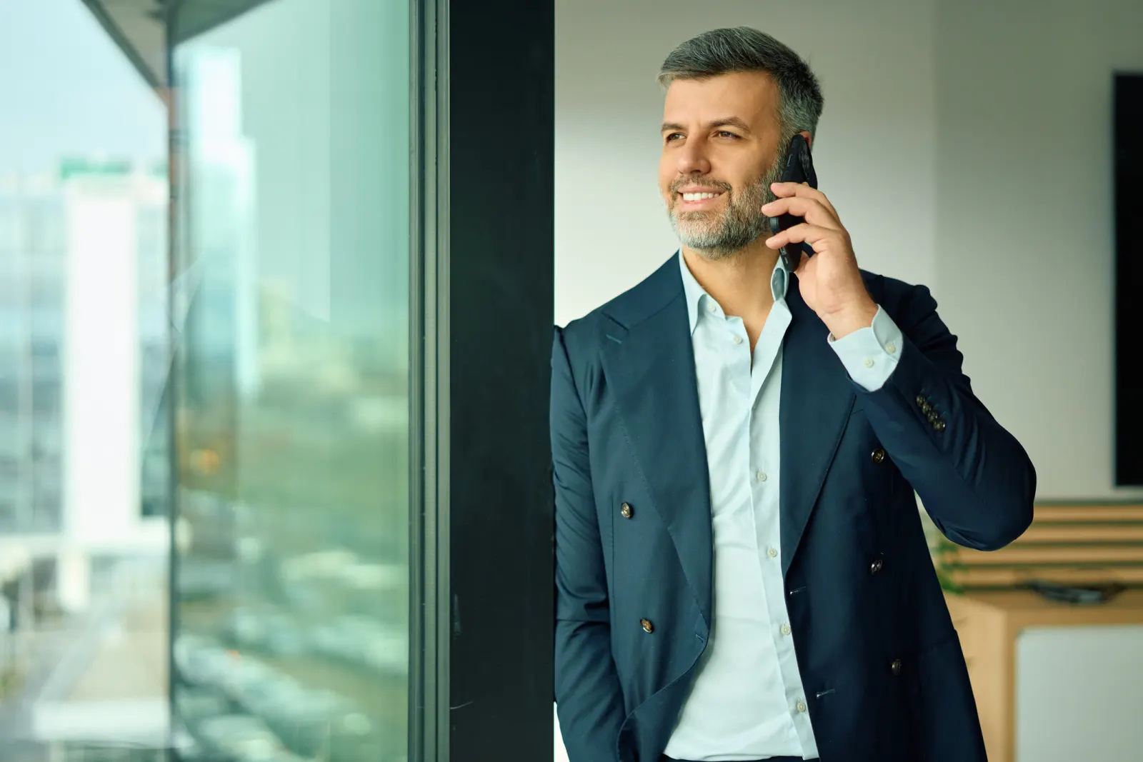 Telefonat am Fenster eines Büros